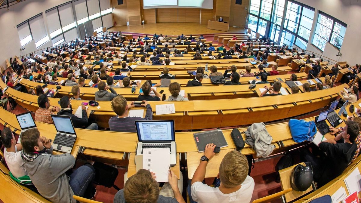 Studenten verfolgen in Ilmenau eine Vorlesung. 109.300 Anträge auf Unterstützung sind in Thüringen eingegangen (Archivfoto). 