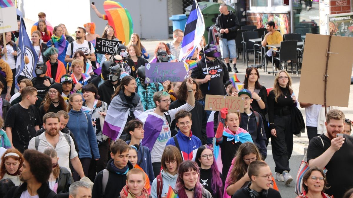 Nach einem verregneten Morgen konnten die Teilnehmer des CSD Jena am Mittag auf strahlenden Sonnenschein setzen.Der Christopher-Street-Day (CSD) brachte in Jena am Sonnabend, 14. Oktober 2023, gut 1000 Menschen für die Rechte von Lesben, Schwulen, Bisexuellen, Transgendern, Intersexuellen und Queeren Personen auf die Straße. Die Demonstration mit einem anschließenden Fest auf der Rasenmühleninsel konnte kurzfristig durch eine Spendenaktion ermöglicht werden. Zuvor war die Suche nach Trägervereinen für die Finanzierung gekippt.