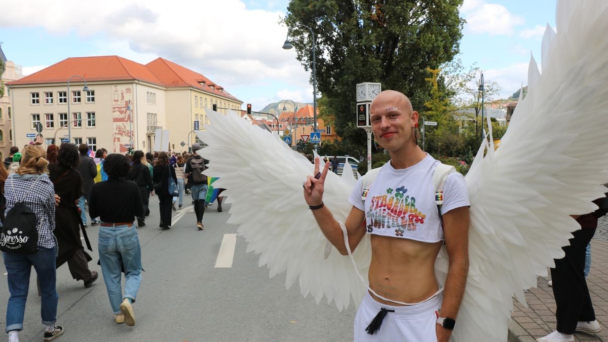 Ein beliebtes Fotomotiv: Jonas aus Bremen. Der Instagrammer mit gut 14,3 Tausend Followern tourt für alle CSD-Demos durch Deutschland.