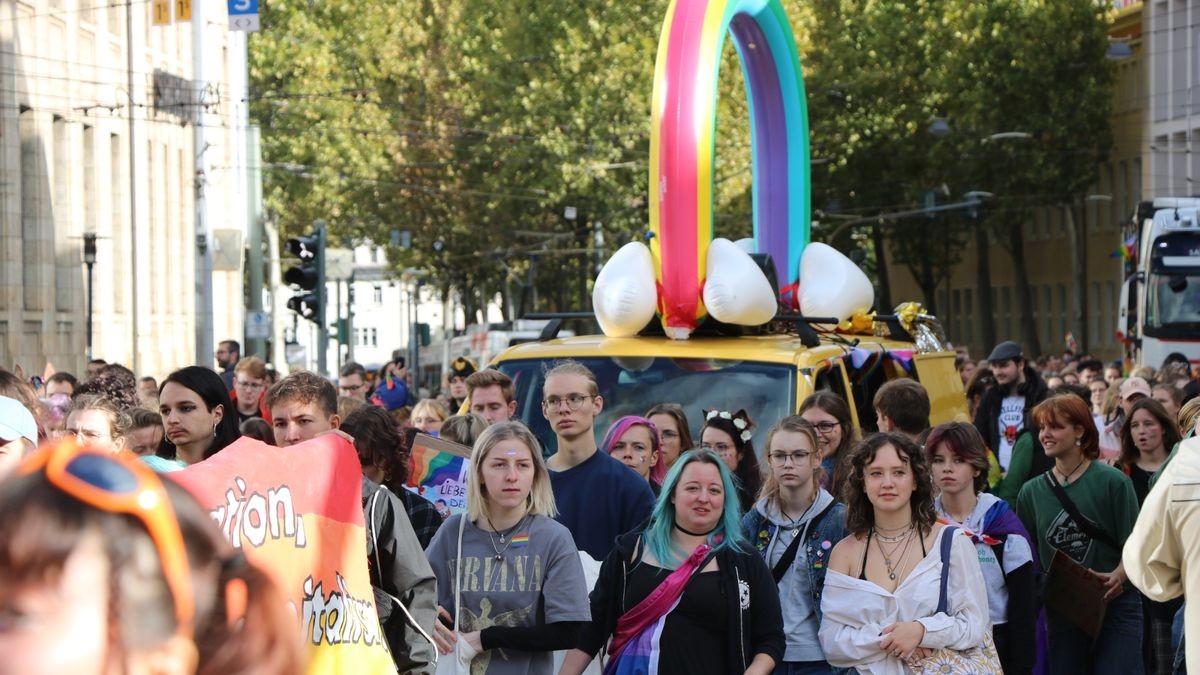 Bunt, schrill und laut, so präsentierte sich der CSD Jena wieder. Die Demonstration mit einem anschließenden Fest auf der Rasenmühleninsel konnte kurzfristig durch eine Spendenaktion ermöglicht werden. 