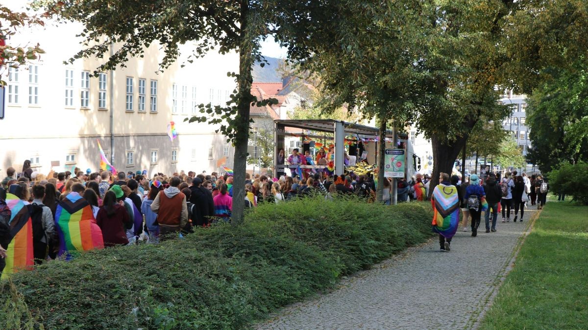 Die Route des CSD Jena führte vom Westbahnhof über den Leutrgraben zum Fürstengraben und endete im Paradiespark.