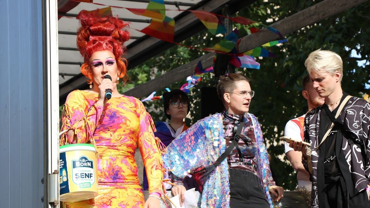 Die Jenaer Dragqueen Heidi Witzka machte auf die Diskriminierung von Drags in den USA aufmerksam, die auch zunehmend in Deutschland zu spüren sei. Heidi Witzka ist zugleich Born-Senfbotschafterin.