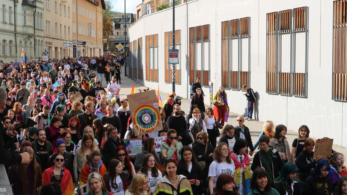 Mit gut 1000 Teilnehmer lag der CSD Jena deutlich unter den Zahlen des Vorjahres von etwa 4500 Personen. Dennoch zeigten sich die Veranstalter zufrieden.Der Christopher-Street-Day (CSD) brachte in Jena am Sonnabend, 14. Oktober 2023, gut 1000 Menschen für die Rechte von Lesben, Schwulen, Bisexuellen, Transgendern, Intersexuellen und Queeren Personen auf die Straße. Die Demonstration mit einem anschließenden Fest auf der Rasenmühleninsel konnte kurzfristig durch eine Spendenaktion ermöglicht werden. Zuvor war die Suche nach Trägervereinen für die Finanzierung gekippt.