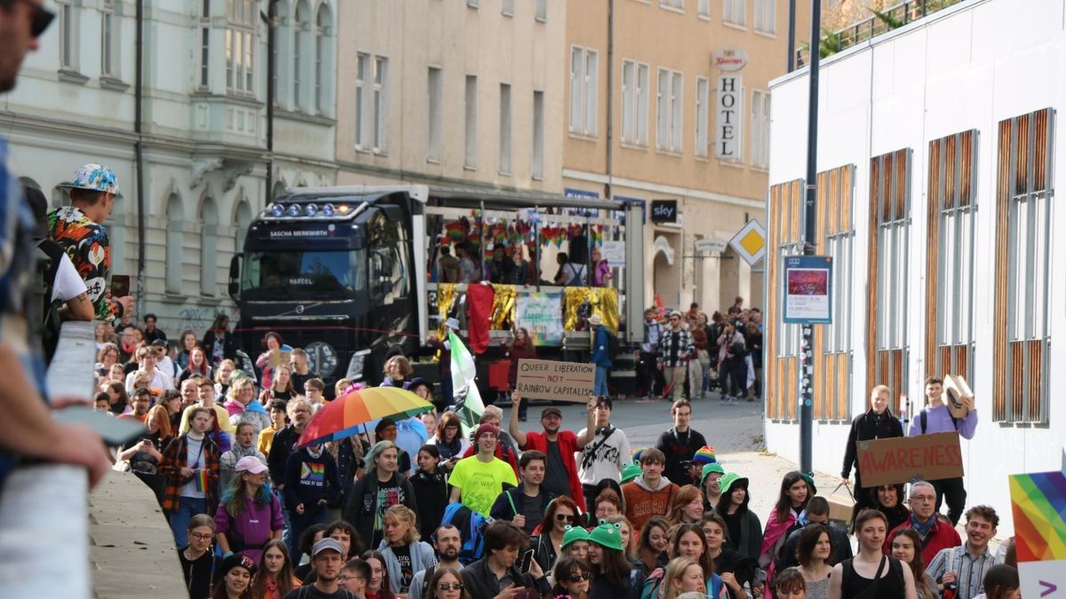 Über zwei Trucks schallte Musik in die Menge,