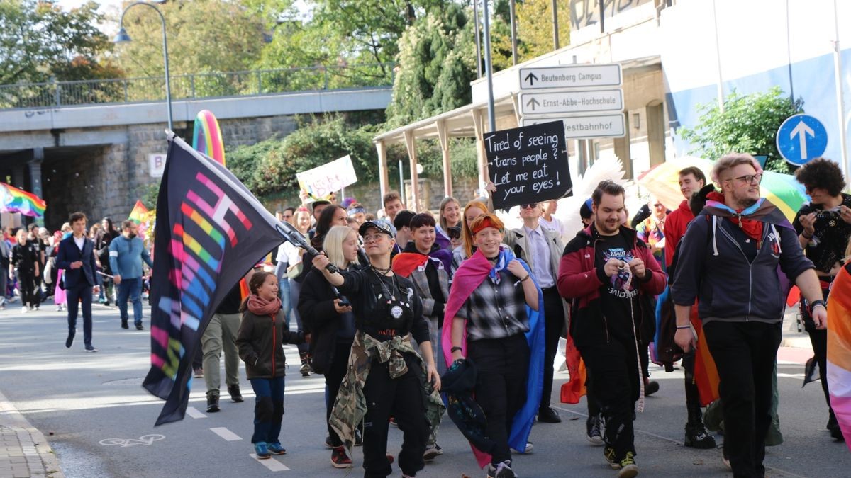 Die Demonstration mit einem anschließenden Fest auf der Rasenmühleninsel konnte kurzfristig durch eine Spendenaktion ermöglicht werden. 