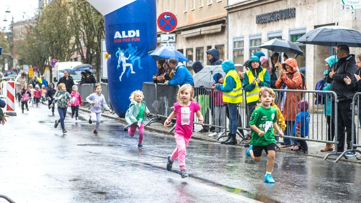 Bereits am Vormittag hatten sich die Kinder und Jugendlichen vor dem Weimarer Goetheplatz gemessen.