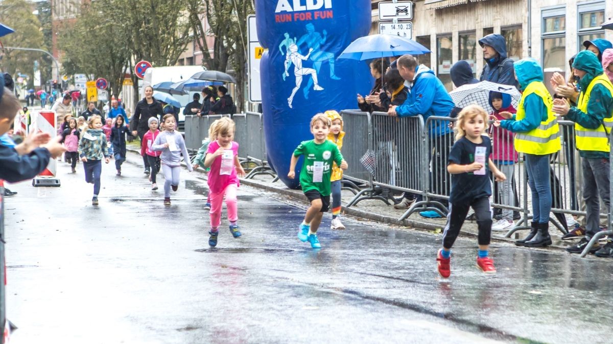 Bereits am Vormittag hatten sich die Kinder und Jugendlichen vor dem Weimarer Goetheplatz gemessen.