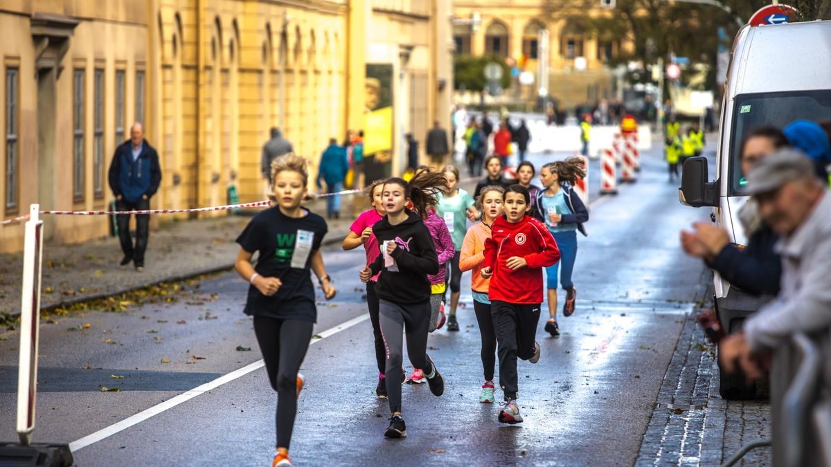 Bereits am Vormittag hatten sich die Kinder und Jugendlichen vor dem Weimarer Goetheplatz gemessen.