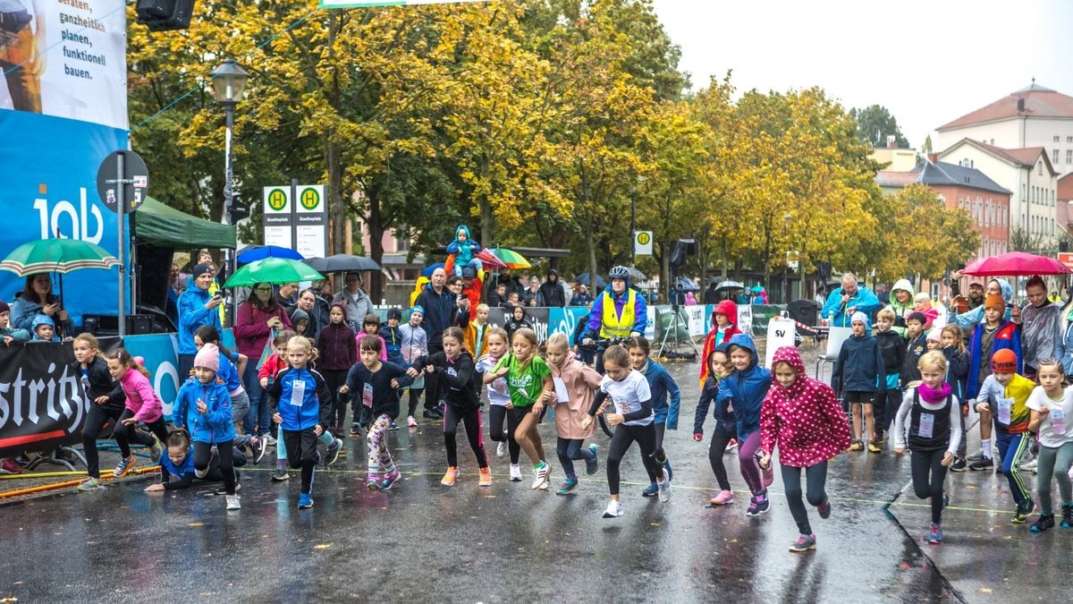 Bereits am Vormittag hatten sich die Kinder und Jugendlichen vor dem Weimarer Goetheplatz gemessen.