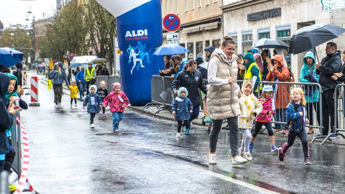 Bereits am Vormittag hatten sich die Kinder und Jugendlichen vor dem Weimarer Goetheplatz gemessen.