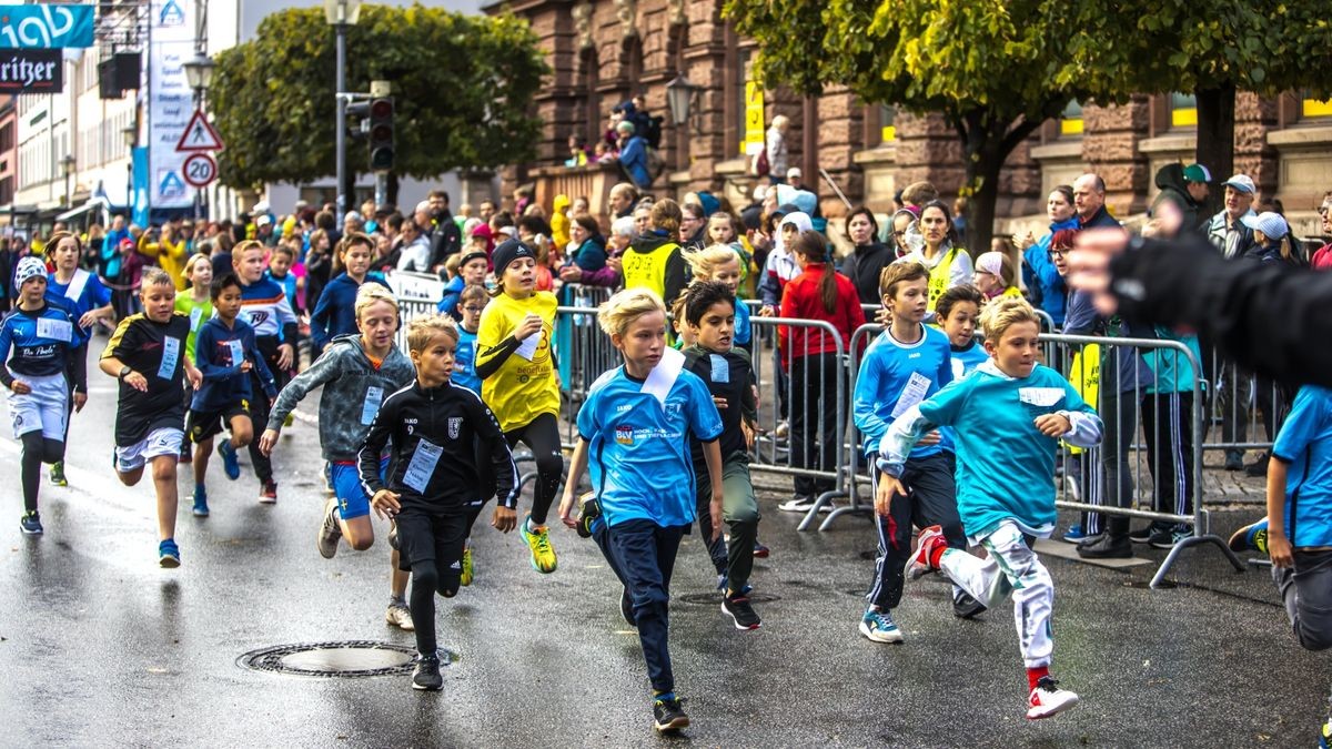 Bereits am Vormittag hatten sich die Kinder und Jugendlichen vor dem Weimarer Goetheplatz gemessen.