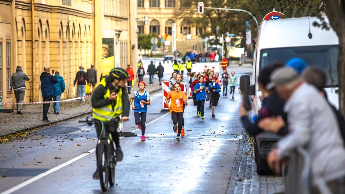 Bereits am Vormittag hatten sich die Kinder und Jugendlichen vor dem Weimarer Goetheplatz gemessen.