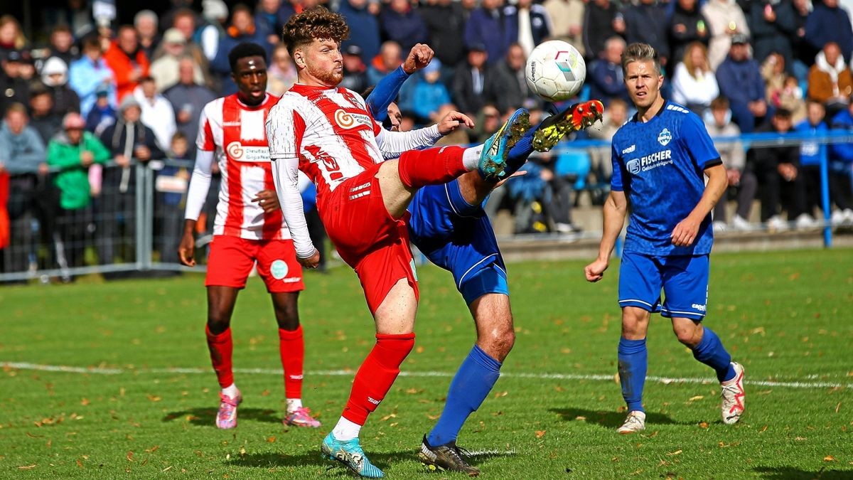 Doppeltorschütze: Erfurts Maxime Langner (Zweiter von links) trifft gegen den FC Eichsfeld in beiden Hälften spät.