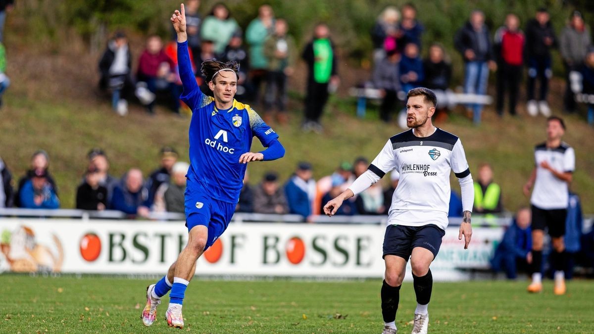 Lob vom Trainer: Elias Löder (links) machte beim 1:0 genau das, was sein Coach René Klingbeil verlangt: „Die Jungs müssen mehr schießen.“ Löder traf aus etwa 20 Metern.