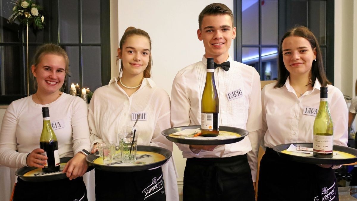 Mia, Leonie, Dario und Lara (von links) waren nur einige Schüler des Schillergymnasiums, die sich aktiv am Abend einbrachten.