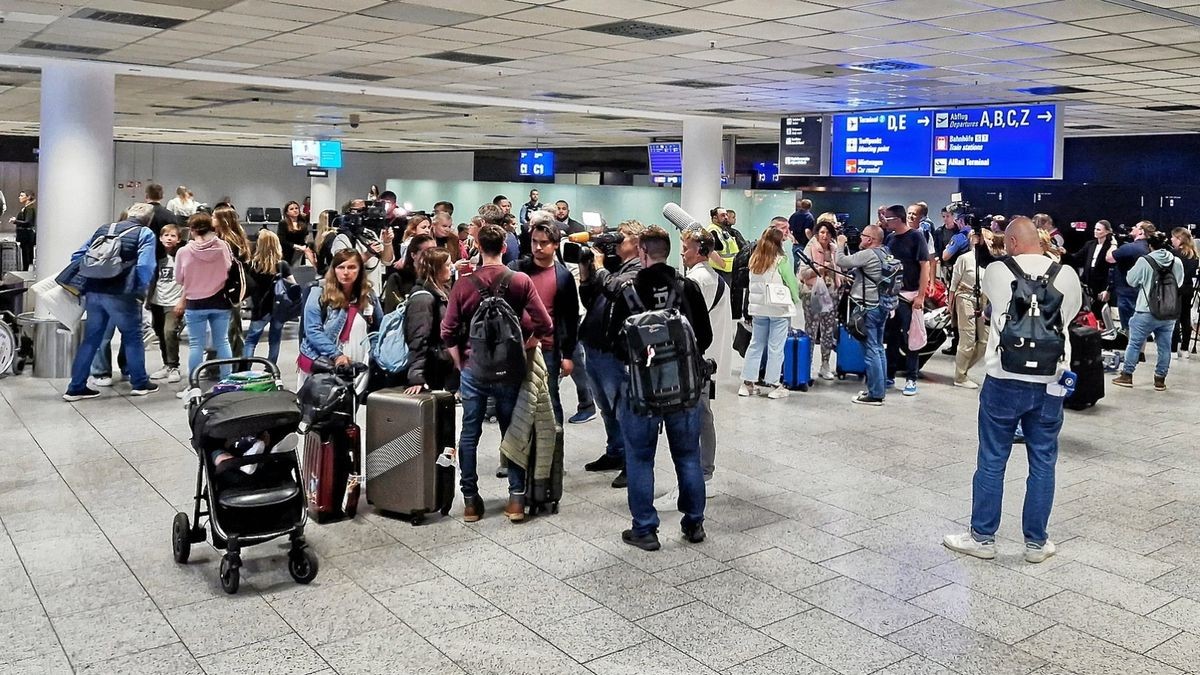 Bei der Ankunft am Flughafen in Frankfurt am Main war das Medieninteresse groß.