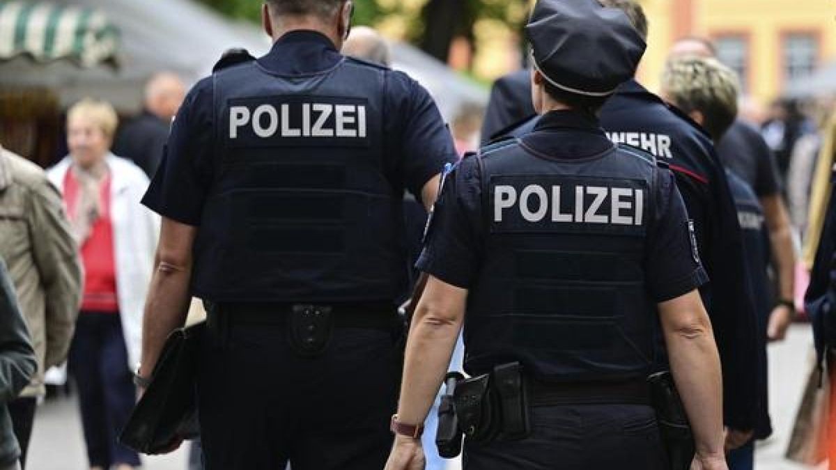 Polizisten gehen über den 370. Weimarer Zwiebelmarkt. 