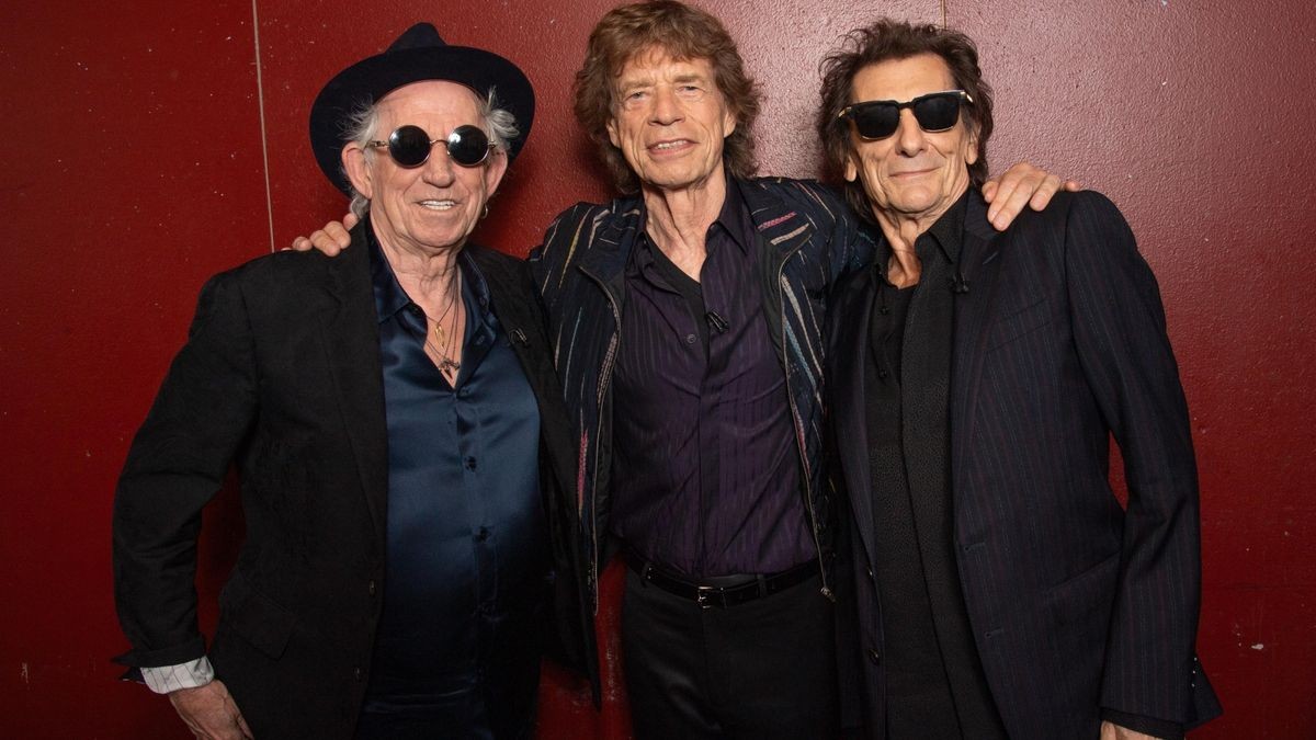 Keith Richards Mick Jagger and Ronnie Wood backstage bei dem Event in London. Der Bass ist seit dem Ausstieg von Bill Wyman Anfang der Neunzigerjahre eine Stelle in Dauervakanz bei den Stones. Auf 