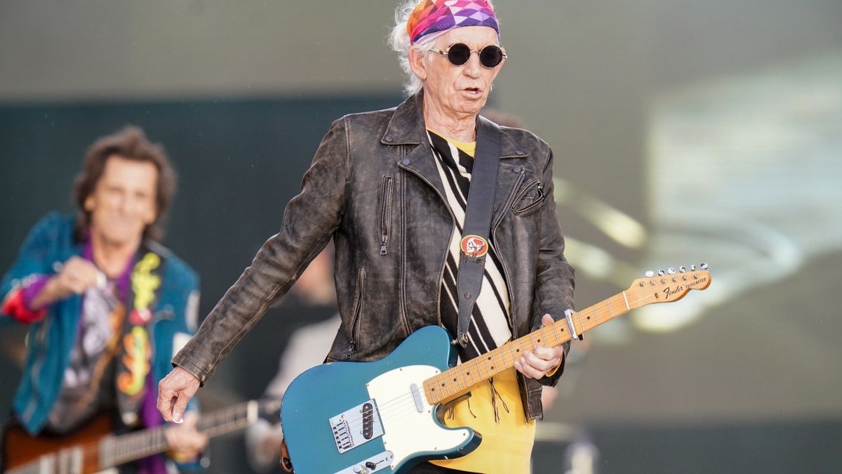 Keith Richards (vorn) wird im Dezember 80 Jahre alte. Auf dem Bild ist er mit Ronnie Wood zu sehen bei einem Auftritt der Rolling Stones im Juni 2022 während des 