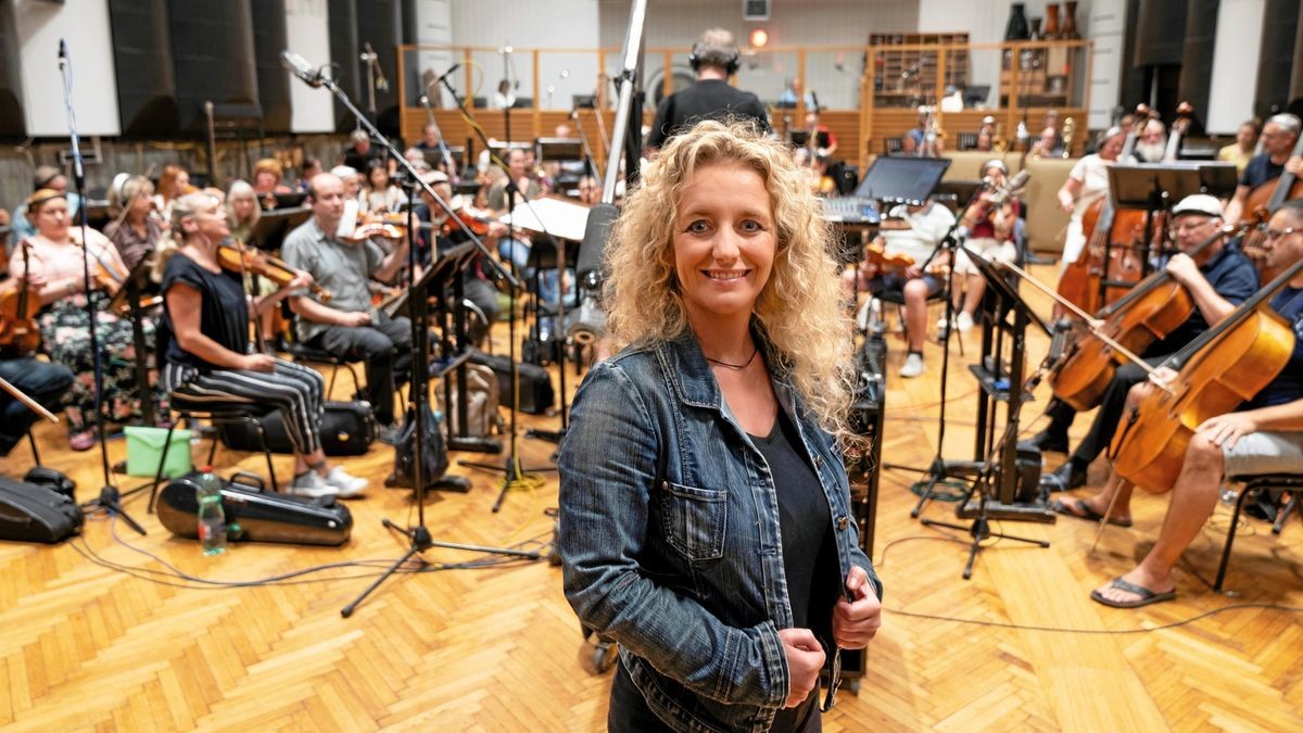 Rock-Sängerin Christina Rommel bei einer Probe mit dem Prager Orchester.