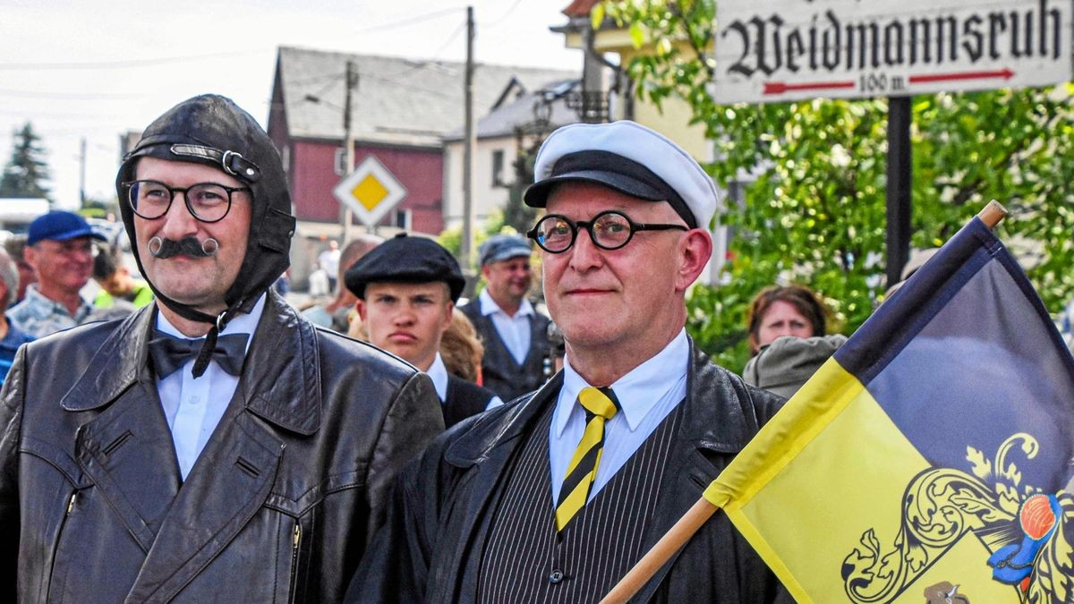 Juergen K. Klimpke und Ingo Möckel (rechts) alias Karl Slevogt und Johannes Wächter sind bei der historischen Rennveranstaltung gefragt.