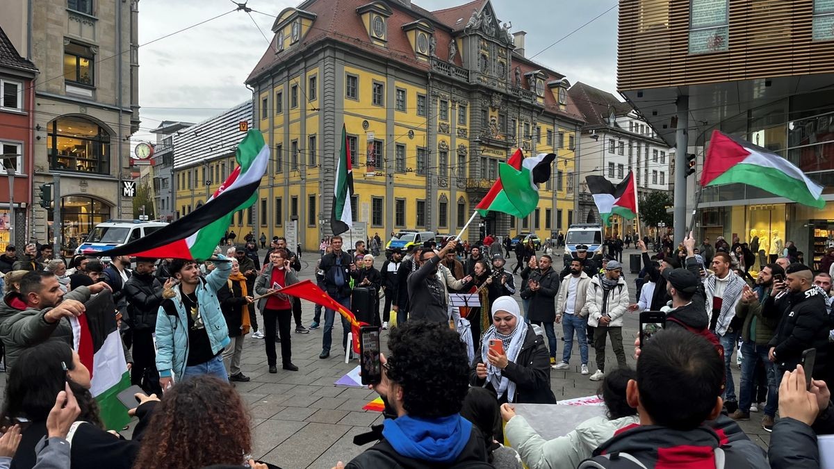 Das internationalistische Bündnis hat auf dem Anger eine Kundgebung  gegen die „Aggression Israels“ und für den „palästinensischen Befreiungskampf“ abgehalten.