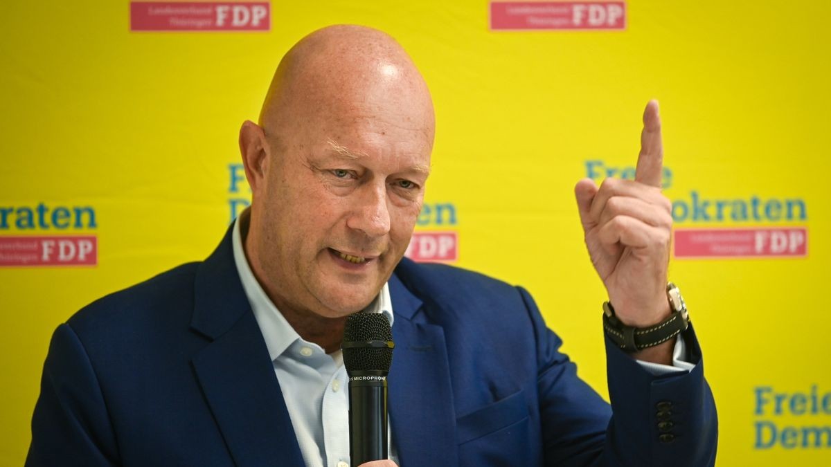 Thomas L. Kemmerich, FDP-Landesvorsitzender und Mitglied des Landtages, bei seiner Rede. 