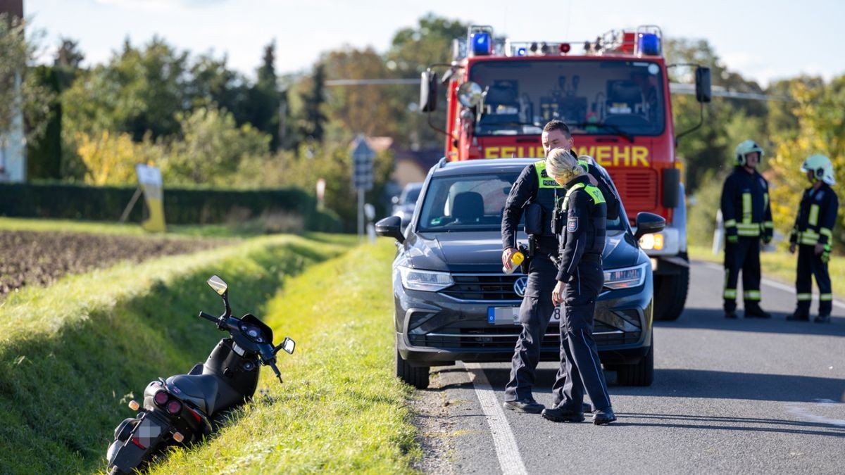 Eine 16-jährige Fahrerin eines Mopeds befuhr die Straße aus Buttelstedt kommend in Richtung Schwerstedt und kam kurz vor dem Ortseingang aus unbekannter Ursache von der Fahrbahn ab.