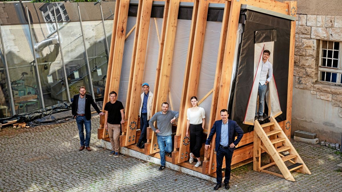 Das Projektteam vor dem „Bauhaus Energy Hub“.