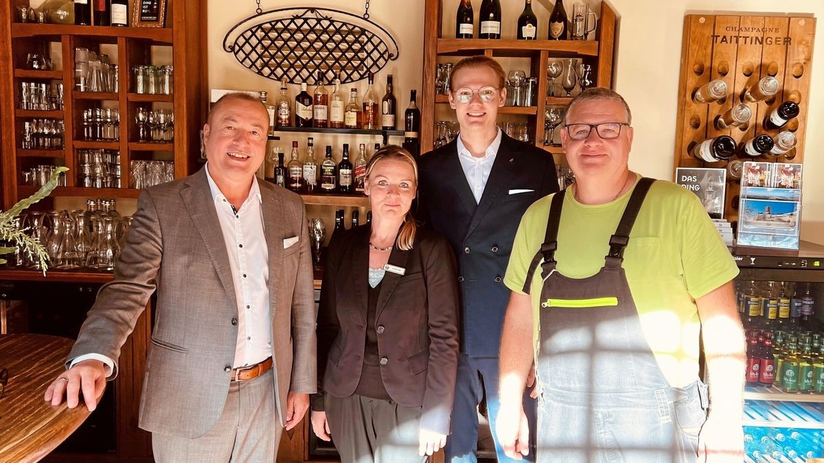 Hoteldirektor Hannes Horsch (von links), Daniela Darr und Niklas Kronjäger von der Hotelleitung sowie Haustechniker Alexander Ketschau stehen im heutigen Thekenbereich. Dahinter wird eine neue A-la-Carte-Küche eingebaut.