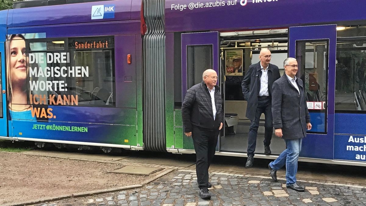 Der Erfurter IHK-Präsident Dieter Bauhaus und die Ausschussmitglieder Andreas Präger und Frank Belkner (von links) steigen aus der Straßenbahn aus.