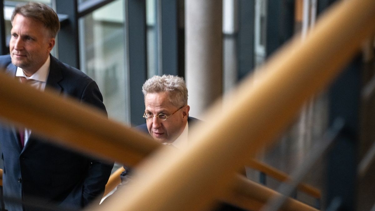 Der ehemalige Verfassungsschutz-Chef Hans-Georg Maaßen (CDU), hier mit seinem Anwalt Prof. Dr. Ralf Höcker (l.), wurde im Landtag als Zeuge im Untersuchungsausschuss vernommen. 