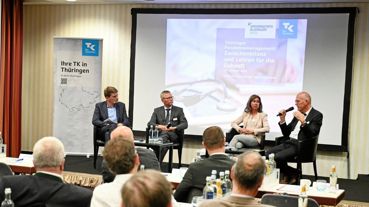 Podium mit TK-Chef Guido Dressel, der Leiterin des Gesundheitsamtes Weimar Isabelle Oberbeck, Präsident der Landesärztekammer Hans-Jörg Bittrich und OTZ-Chefredakteur Nils Kawig als Moderator (von rechts).