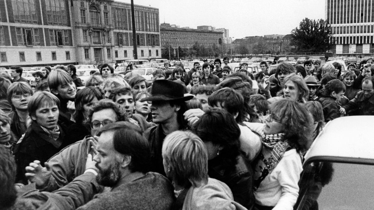 Udo Lindenberg wird bei seiner Ankunft vor dem Palast der Republik von Fans umringt.