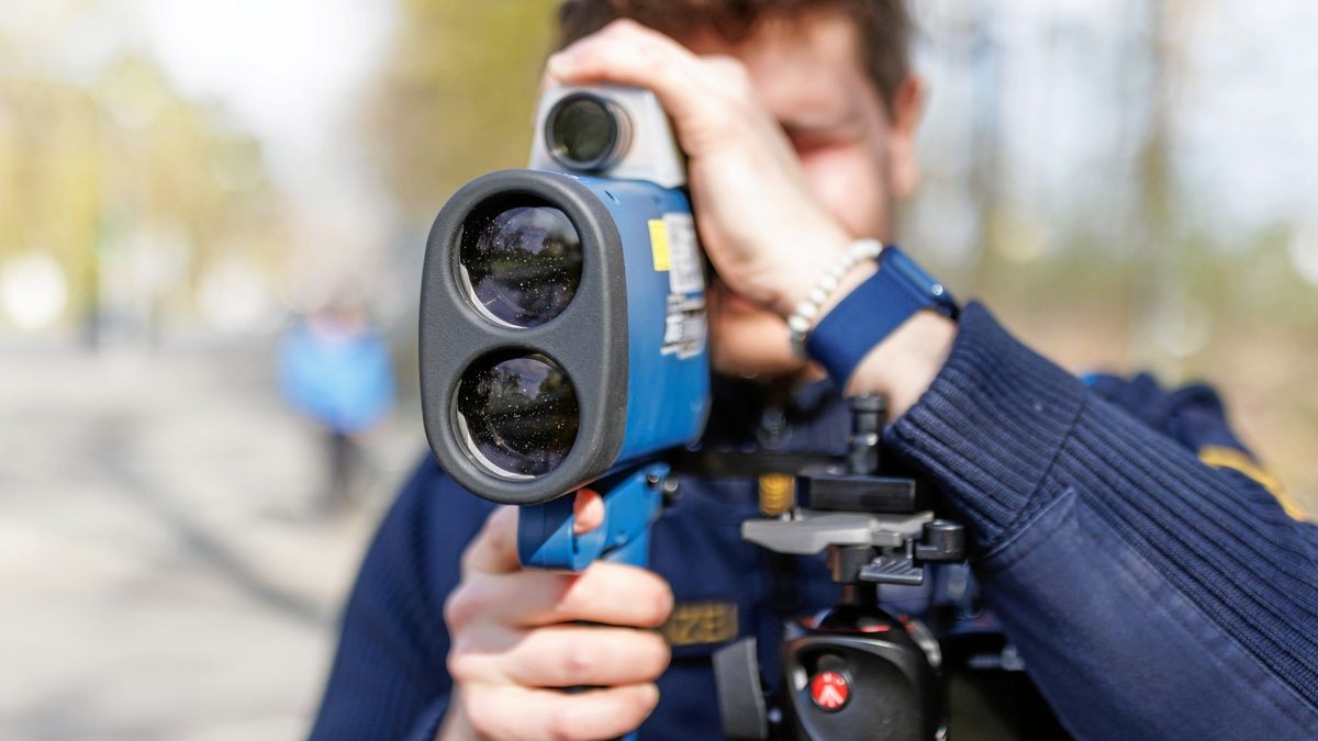 Ein Polizist schaut durch ein Laserhandmessgerät (Laserpistole) des Typs LTI 2020 Truespeed. Trotz des verschärften Bußgeldkatalogs ist die Zahl der Verkehrsdelikte in Thüringen nicht kleiner geworden.