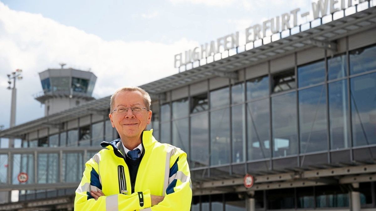 Grund zur Freude: Gerd Stöwer Geschäftsführer Flughafen Erfurt-Weimar