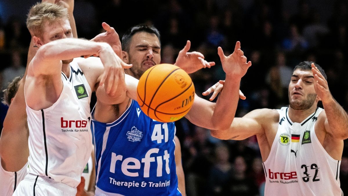 Auch Jenas Alex Herrera (Mitte) kam mit der brettharten Abwehr der Bayreuther (links: Kristjan Sjölund, rechts: Marios Giotis) nicht klar.