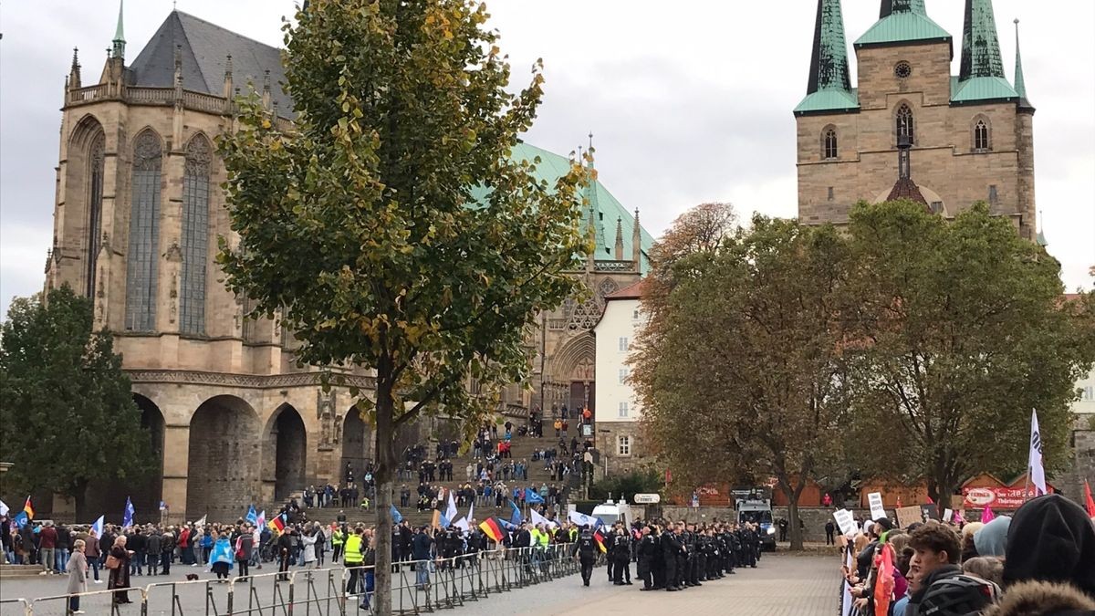 Zwei Demos endeten am Samstag in Erfurt am Domplatz. Die Polizei setzte auf eine strickte Trennung.