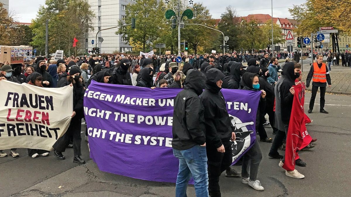 Die Gegendemonstranten zogen über den Ring in die Innenstadt. Ihr Zug hatte sich in der Krämpferstraße wie geplant geteilt. Am Fischmarkt kamen alle wieder zusammen.