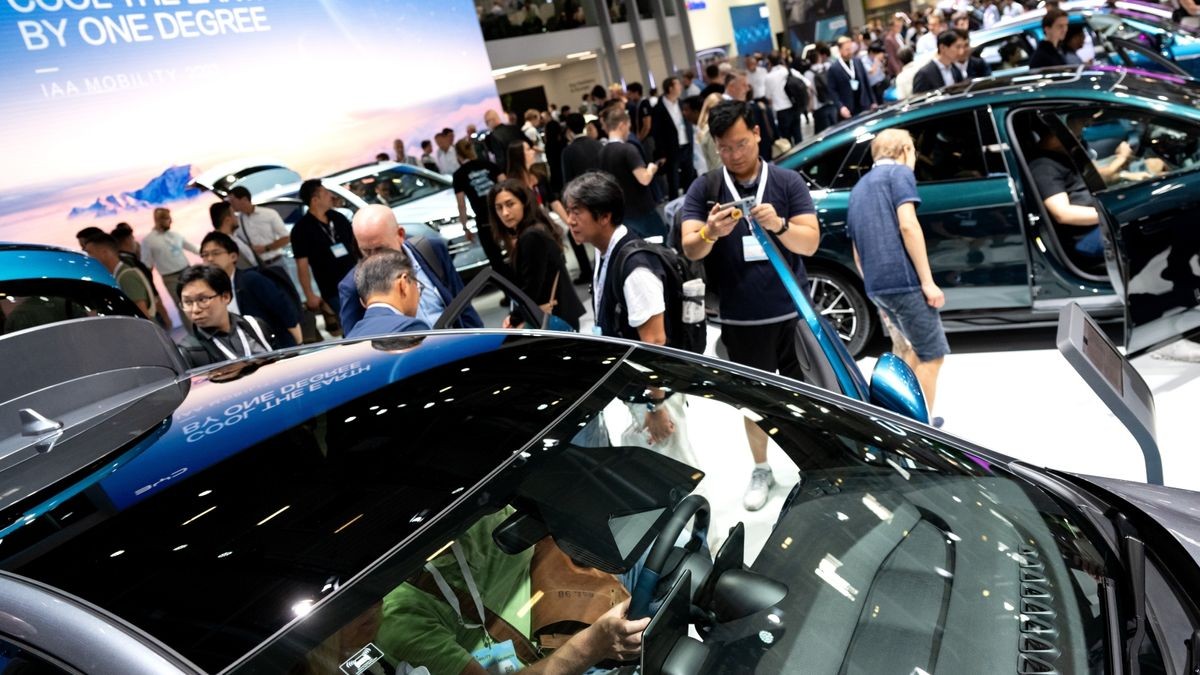 Messebesucher schauen sich während der Automobil-Ausstellung IAA MOBILITY am Messestand des chinesischen Herstellers BYD dessen aktuellen Autos an.