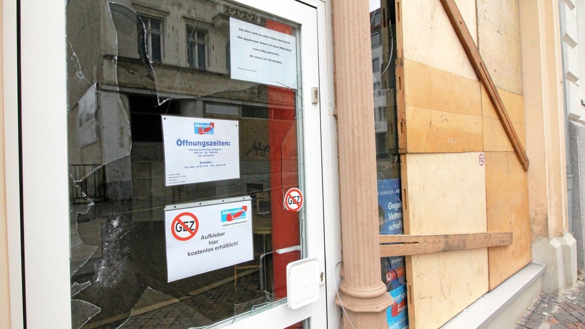 Ein Großteil der im vergangenen Jahr verübten Angriffe (28) richtete sich gegen Büros von AfD-Abgeordneten.  Im Bild eine zerschlagene Schaufensterscheibe am Wahlkreisbüro des Bundestagsabgeordneten Stephan Brandner (AfD) im Jahr 2018. (Archivfoto)