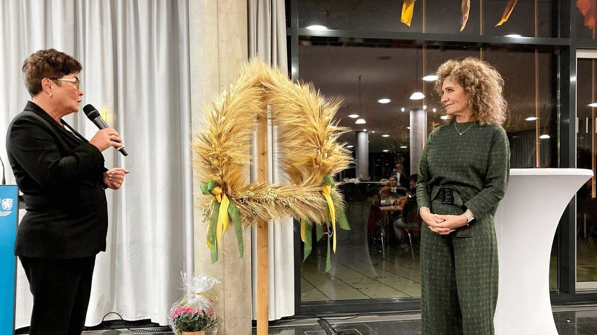 Die Vorsitzende der Thüringer Landfrauen, Susann Goldhammer, übergibt Landtagspräsidentin Birgit Pommer (rechts) die diesjährige Erntekrone für das Parlament.  