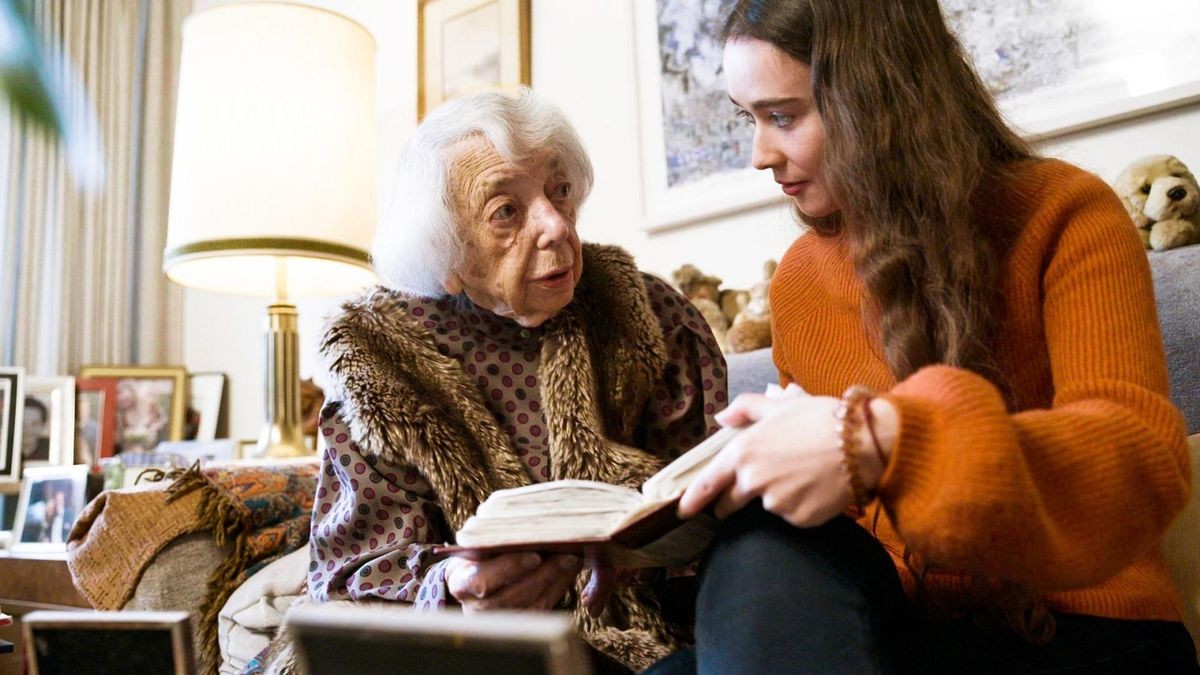 Margot Friedländer mit der Schauspielerin Julia Anna Grob, die sie in Jung spielt.