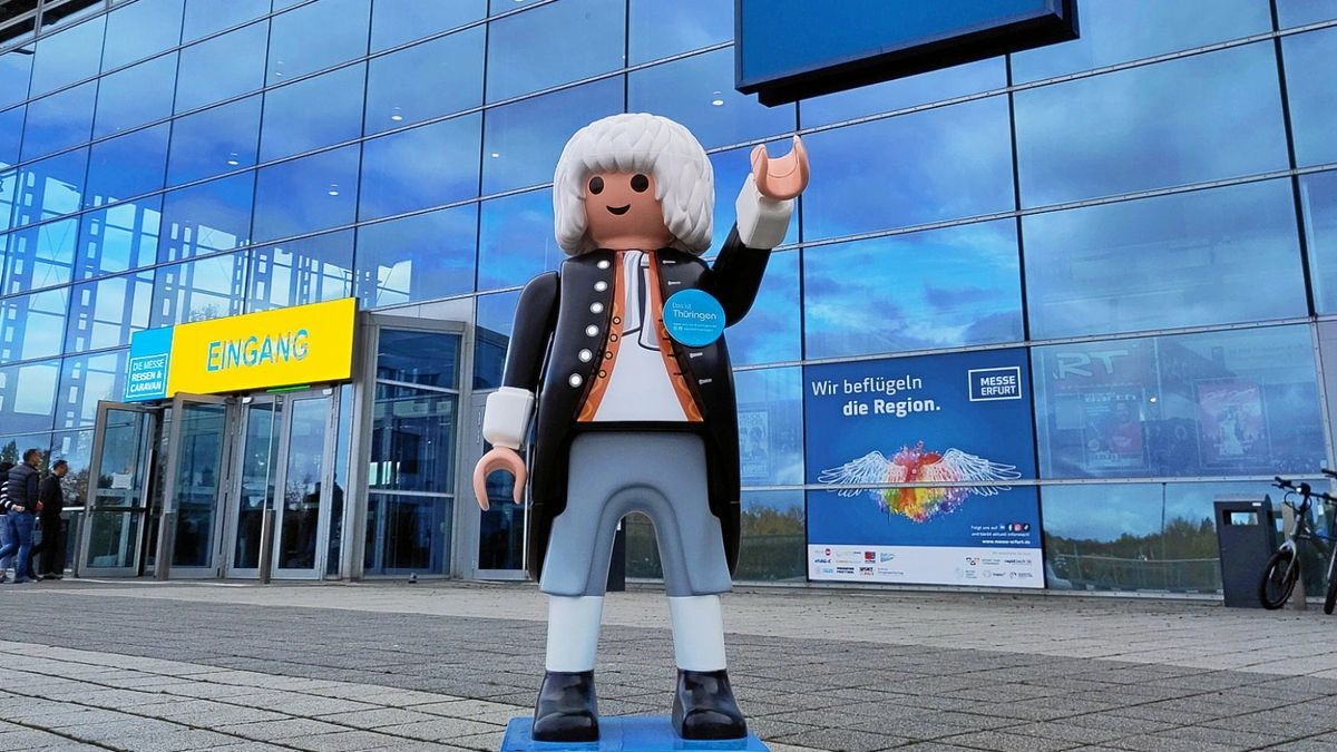 Der Playmobil-Bach vor der Messehalle in Erfurt. 