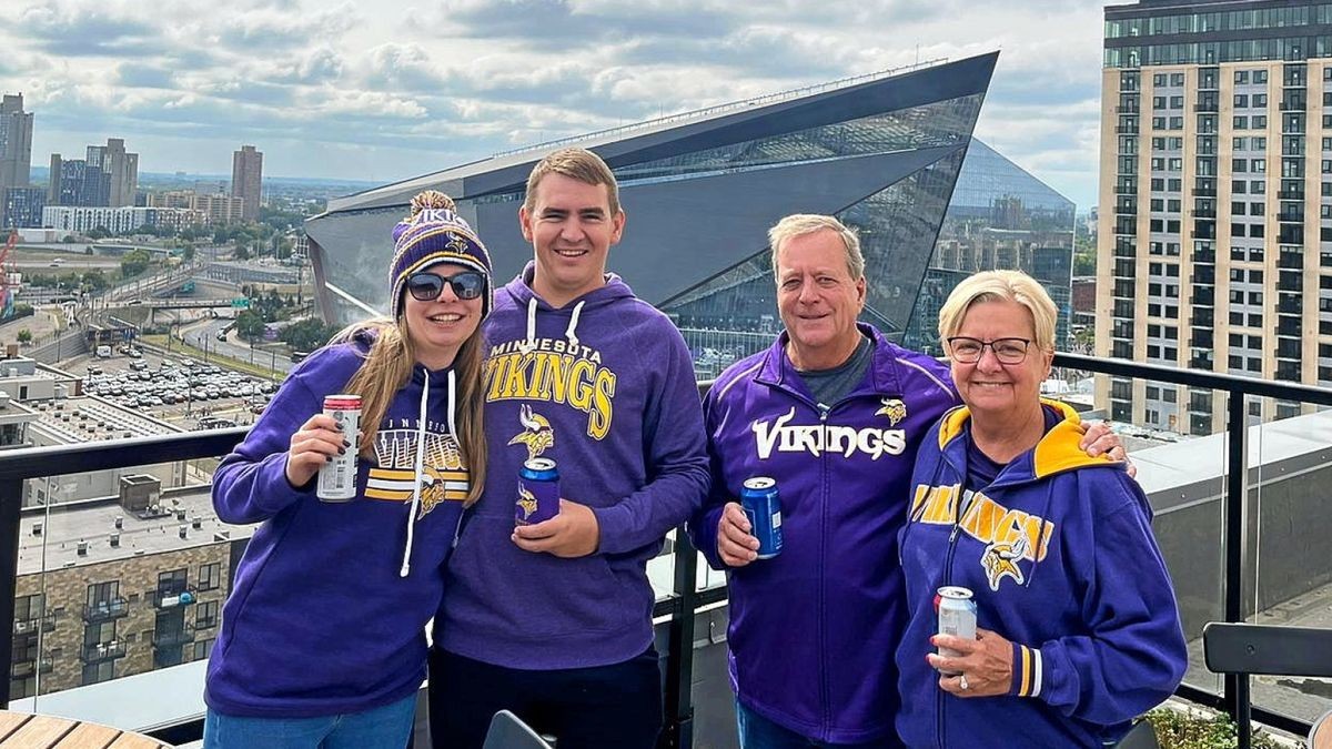 Der Obertrebraer Jonas Hartinger (2. von links) besuchte mit seiner Freundin Fabienne den Mann, dem er mit einer Stammzellenspende half – Scott Shaeffer mit Frau Jody, hier in Minneapolis anlässlich eines NFL-Spiels der Vikings.