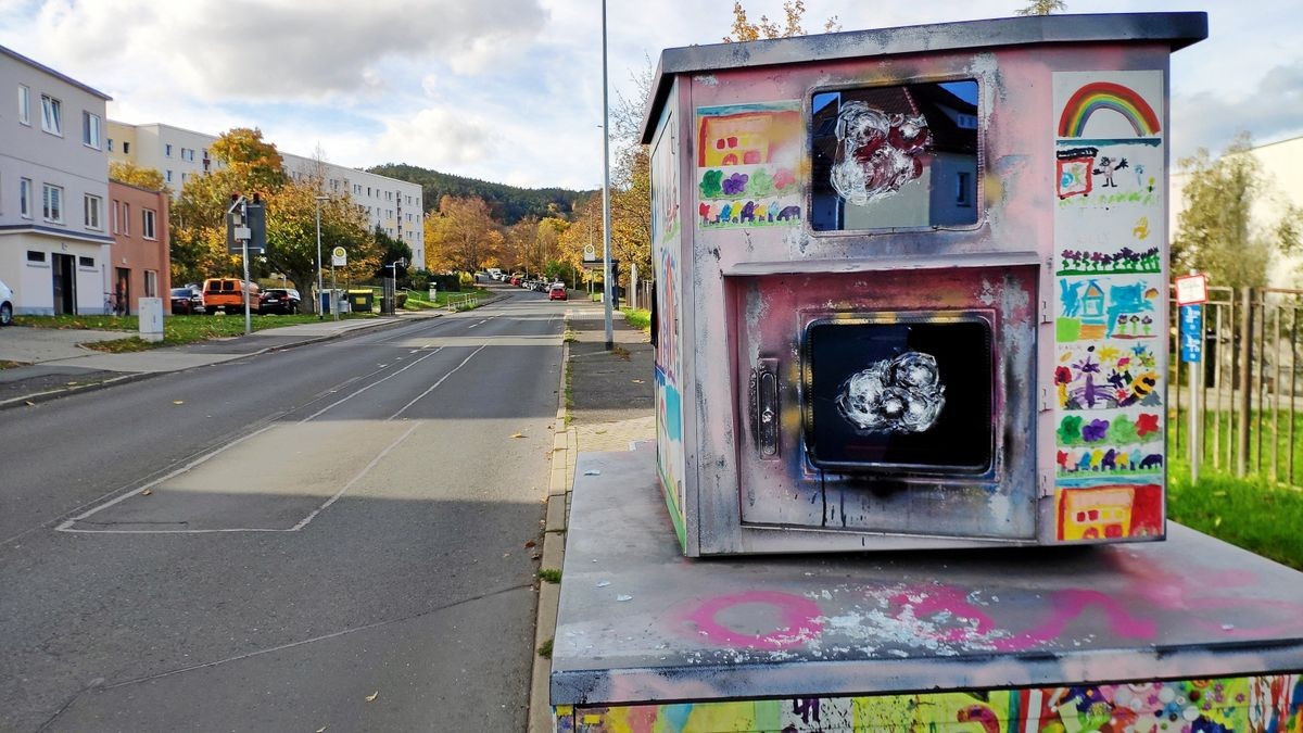 Der Blitzer steht in Oßmaritzerstraße mit eingeschlagenen Scheiben.