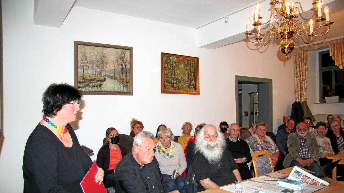 Ruth-Barbara Schlenker (links) vom Apoldaer Prager-Haus leitete die Diskussion zu den Verwendungsmöglichkeiten des ehemaligen KZ-Gebäudes.