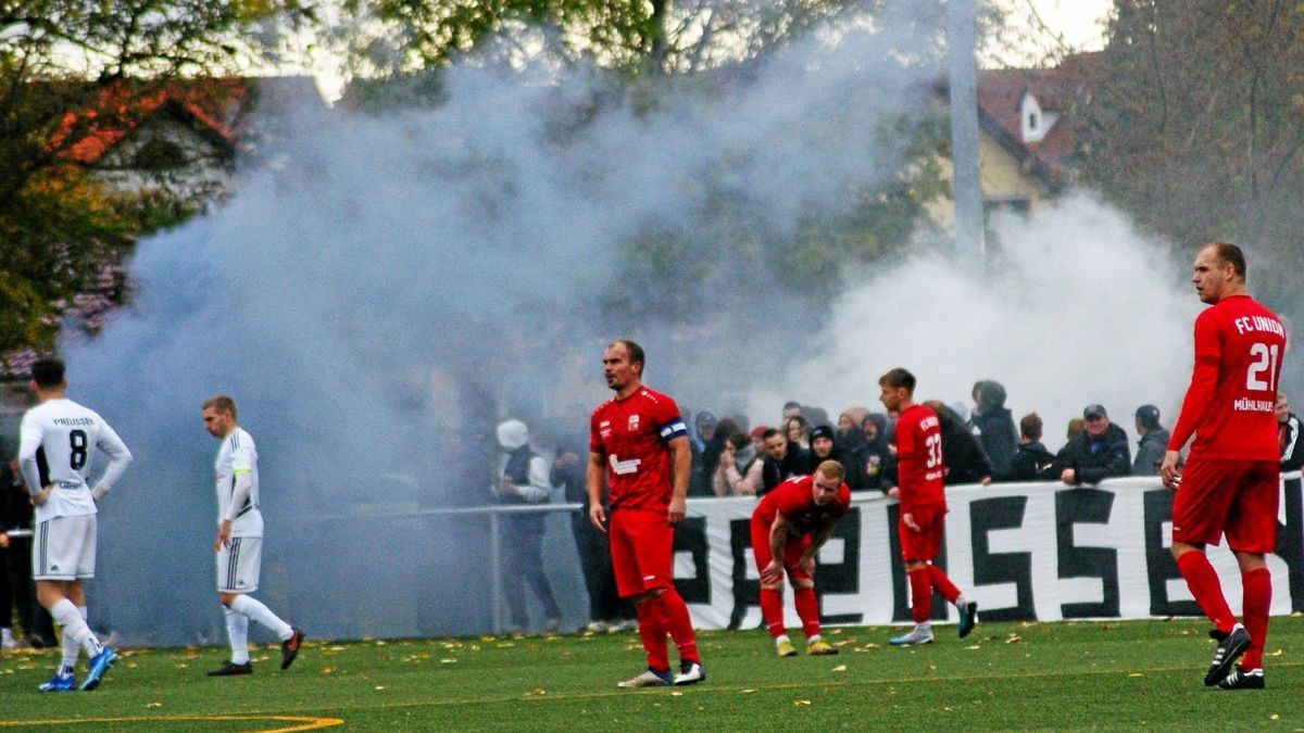 Diese unangenehme Begleiterscheinung außerhalb des Spielfeldes ist nun auch in der Thüringenliga angelangt: Schiedsrichter Roland Hillig unterbrach die Partie für einige Minuten, weil Preußen-Anhänger Pyrotechnik gezündet hatten.