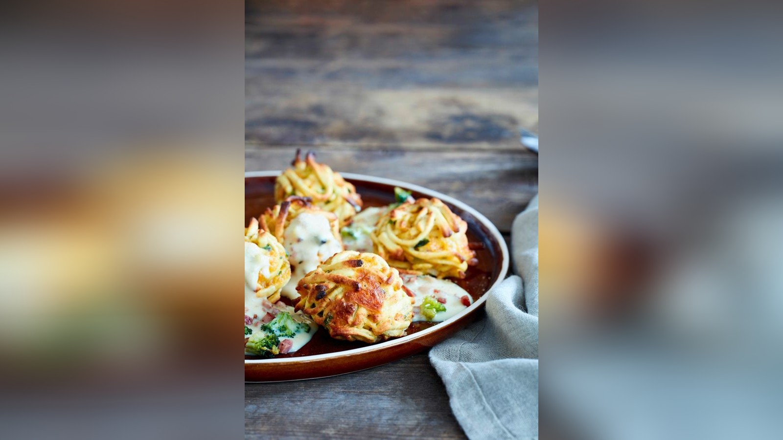Spätzle-Cheddar-Bällchen mit Brokkoli-Schinken-Soße
