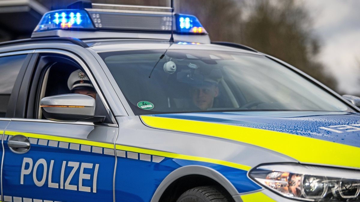 Ein Polizeifahrzeug im Einsatz. (Symbolfoto)